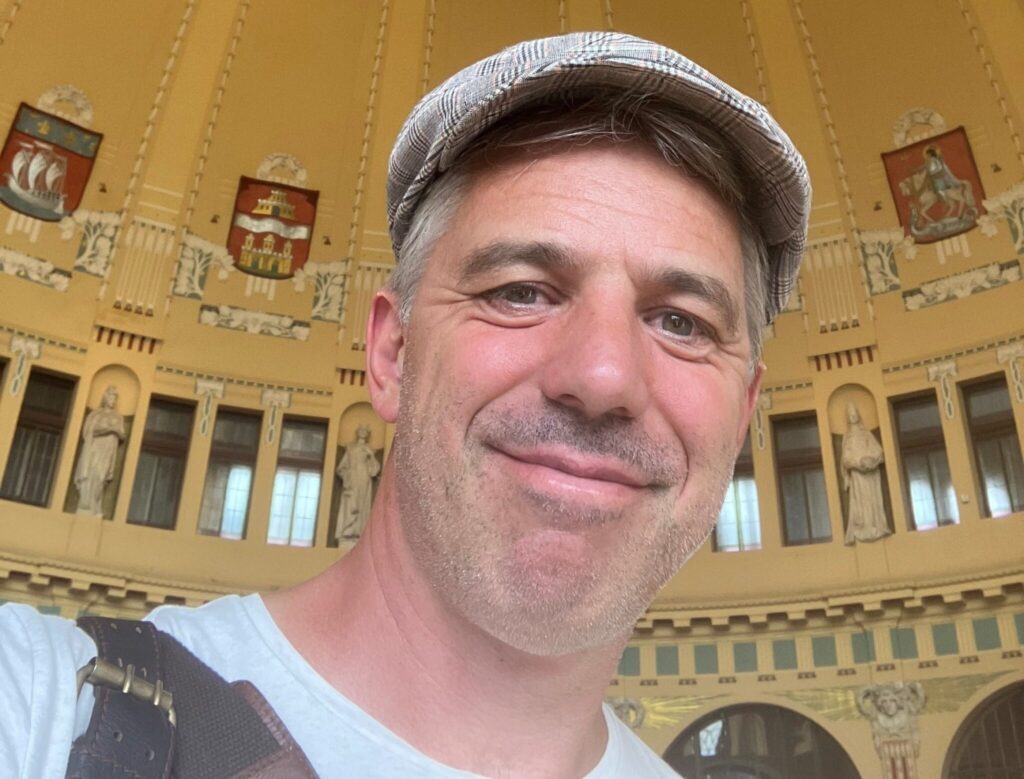 En selfie tagen av Mårten Jansson, projektledare på Statens historiska museer, på Hlavni Nadrazny, centralstationen i Prag.