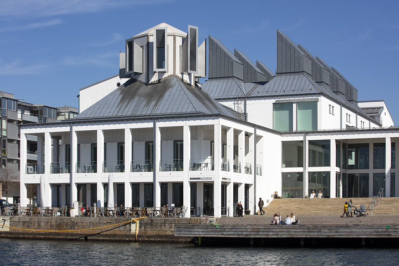 Dunkers kulturhus i Helsingborg sett från vattnet.