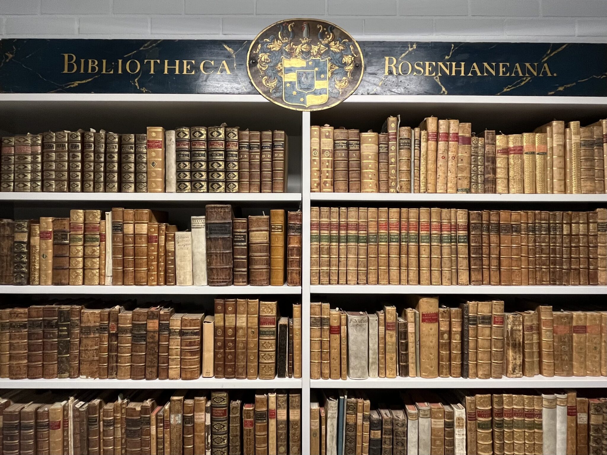 Bilden visar en bokhylla med delar av boksamlingen.