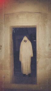 En vit spökgestalt står i öppningen till en av borgens rum.