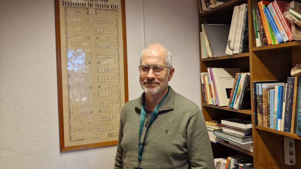 Lars Werdelin, professor i paleontologi, står i sitt arbetsrum på Naturhistoriska riksmuseet.