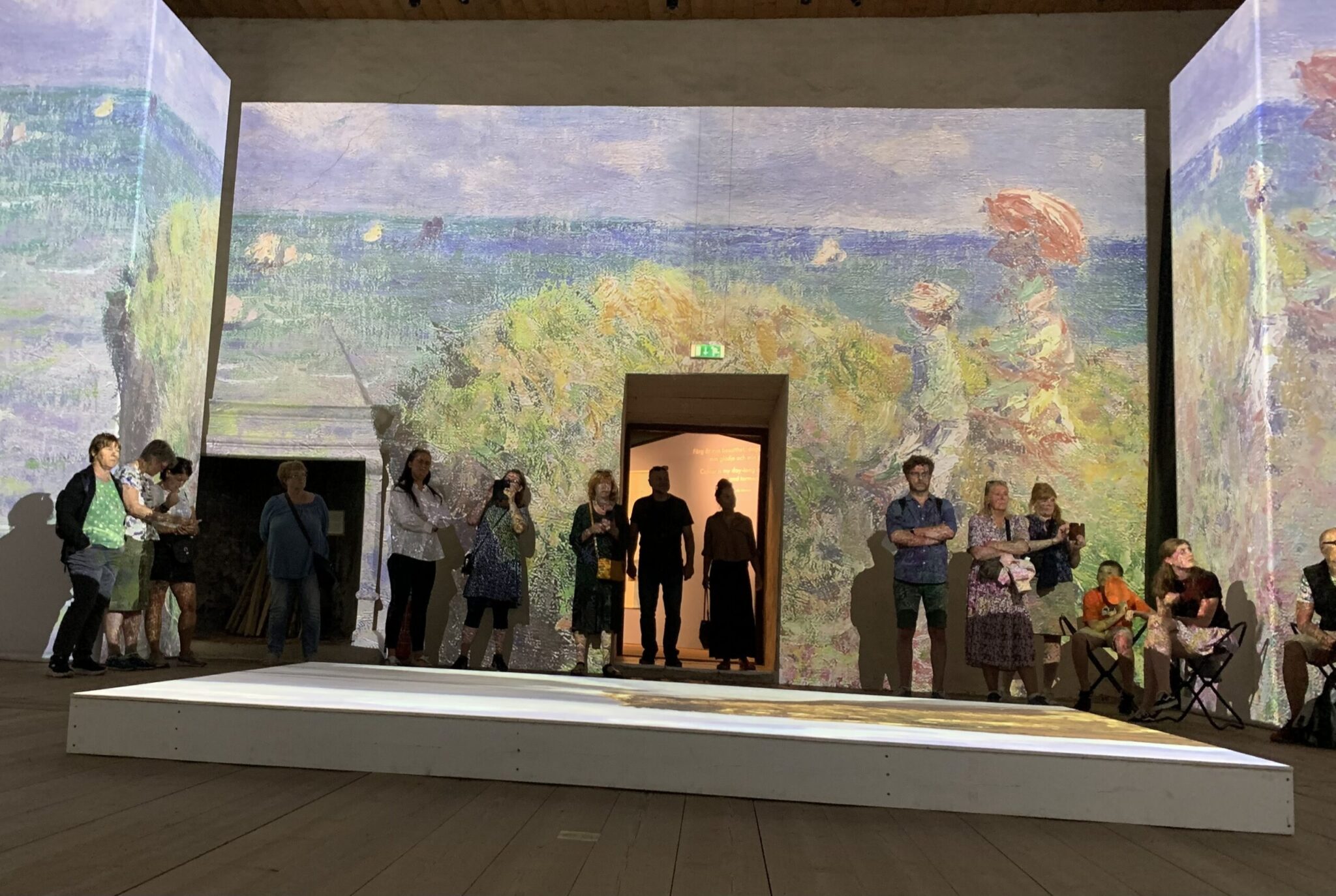 Besökare på Kalmar Slott vid entrén till utställningen Monet & Friends
