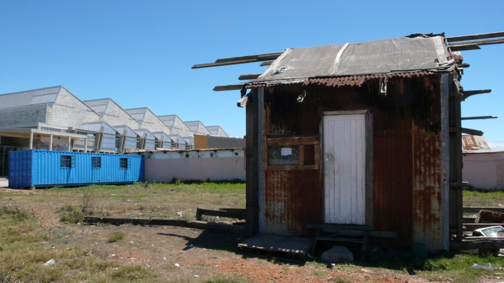 Ett skjul, i bakgrunden Red Location Museum i Port Elizabeth, Sydafrika.