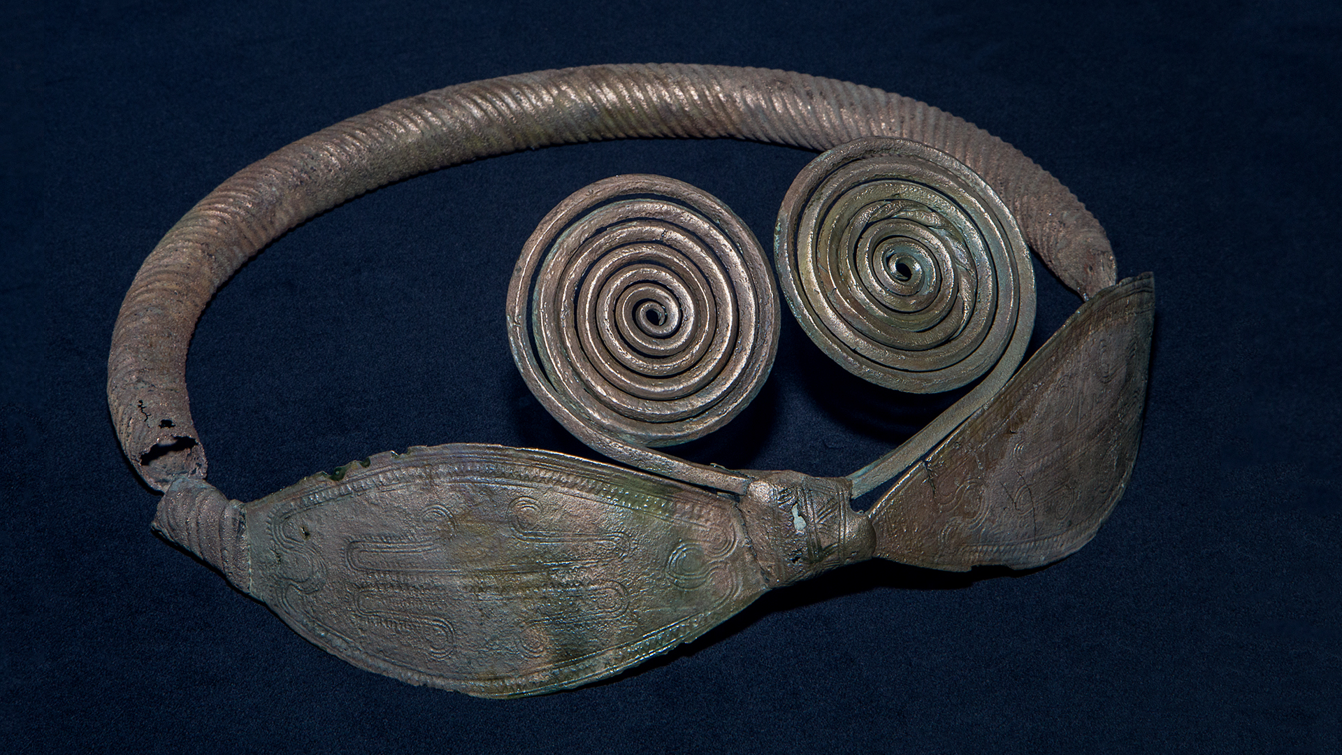 En halskrage i brons- Gammalt museiföremål.