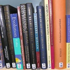 Böcker ur bibliotekets öppna boksamling i Östra stallet