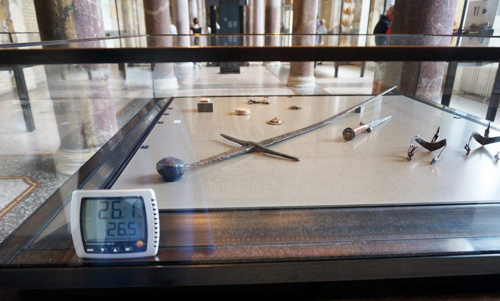 Klimatmätning i ett museum, föremål i en monter.