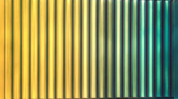 Bild med en yta målad med nyanser från gult till grönt.