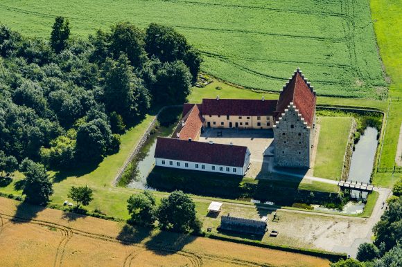 Flygfoto över somrigt Glimmingehus.