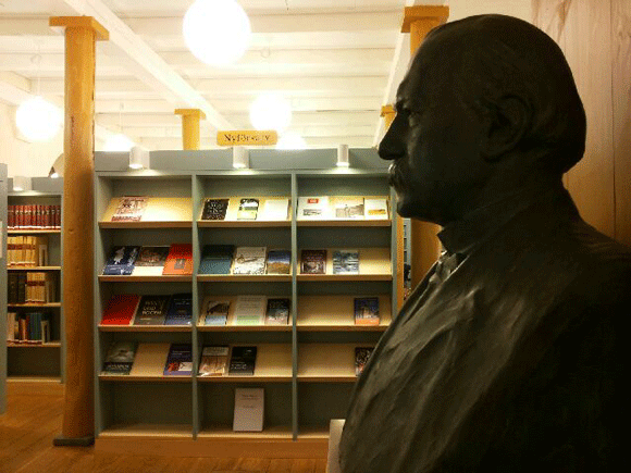 Nyförvärvshyllan i biblioteket (Oscar Montelius i förgrunden)