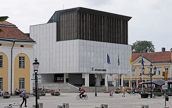 Nyköpings stadshus, uppfört 1962-69, ligger vid Stora torget tillsammans med andra offentliga byggnader från olika tider. Byggnadens offentliga funktion, den höga arkitektoniska ambitionen och de högkvalitativa materialen gör att byggnaden kan dominera och samtidigt samspela med kulturmiljön kring torget.