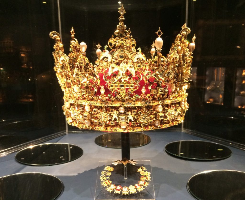 Upplyst guldkrona i en monter.