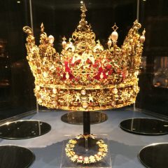 Upplyst guldkrona i en monter.