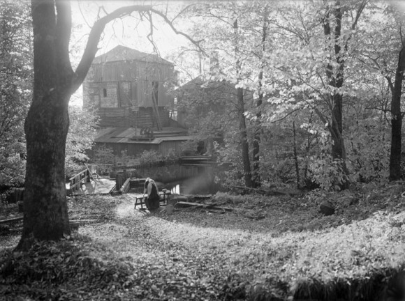 Engelsbergs bruk. Dammen bakom mulltimmerhyttan. Bilden är tagen efter 1919.