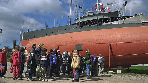 Marinmuseum i Karlskrona. Barngrupp framför ubåten Hajen, byggd 1904, ombyggd 1916.