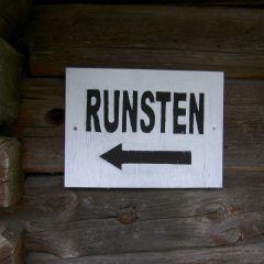 Bilden föreställer en skylt med texten Runsten