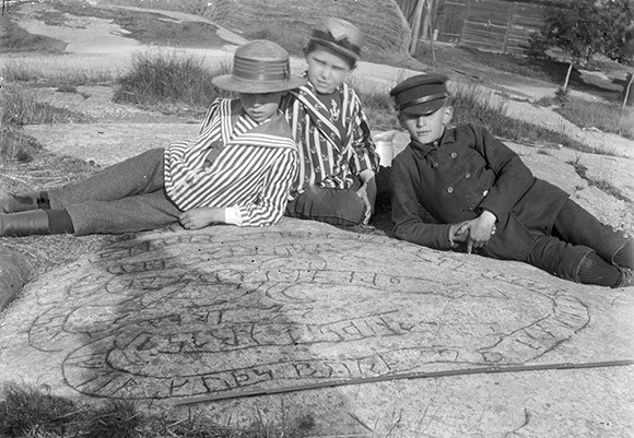 Runristning i fast häll vid Risinge prästgård utanför Finspång. Brate undersökte inskriften sommaren 1893 och fann att den var ristad av 1678 av en Eric Bruzæus, prästson i Risinge. Foto Erik Brate 1893 (ATA).