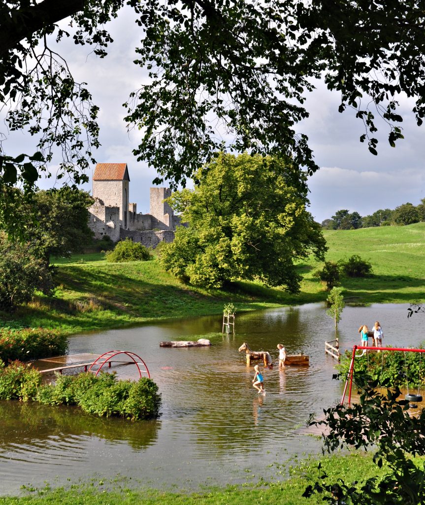 En översvämmad lekplats intill Visby Ringmur