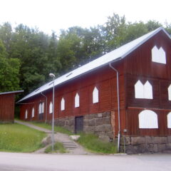 Röd trälada med vita fönster