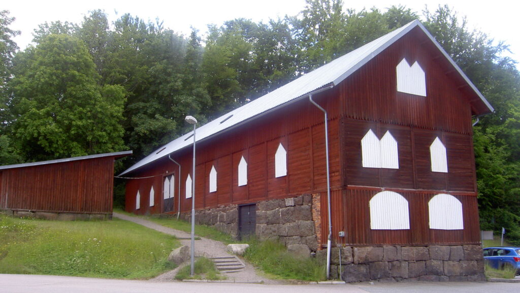 Röd trälada med vita fönster