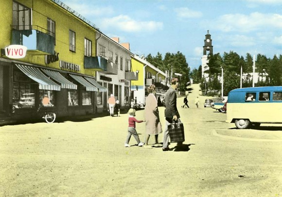 Kyrkgatan i Åsele, Lappland, hankolorerat vykort, Amquist & Cöster