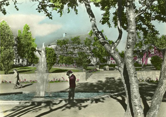 Park i Kiruna, Lappland, handkolorerat vykort, Almquist & Cöster