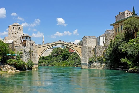 Den rekonstruerade Stari Most i Mostar. Dess föregångare stod i över 400 år innan den sprängdes av bosnienkroatiska styrkor i kriget 1993.