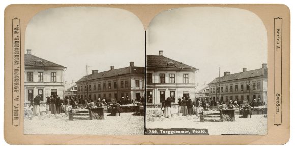 Torghandel i Växjö. Stereofotografi från 1901.