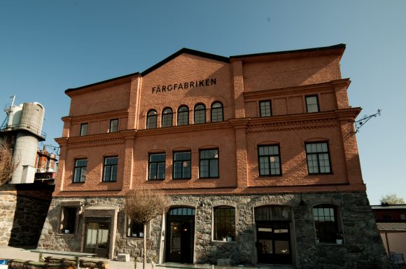 Färgfabriken i Stockholm, tegelbyggnad i tre våningar.