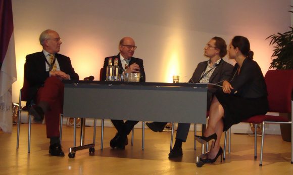 Paneldiskussion med Dennis Rodwell, Wessel de Jonge, Panu Lehtovuori och moderator Alexandra Warr.