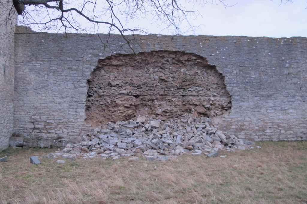 Visby ringmur dagen efter raset. Rasmaterialet ligger nedanför rasområdet.