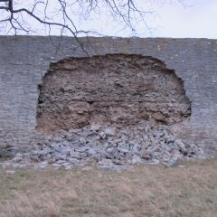 Visby ringmur dagen efter raset. Rasmaterialet ligger nedanför rasområdet.