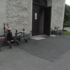 Rullatorer utanför en kyrka.