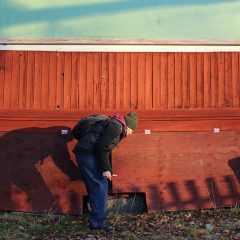 Byggnadsantikvarie Katja Meissner gör ett platsbesök på danspaviljongen i Solstadströms Folkets park, Oskarshamns kommun.