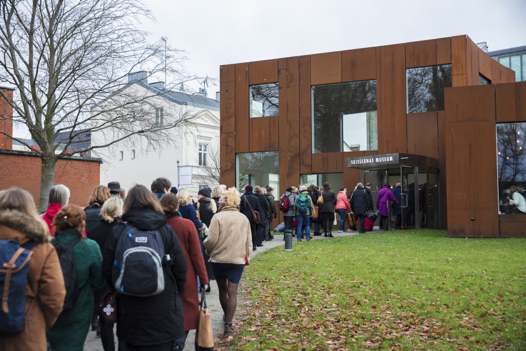 I en backe står en lång kö med personer som ska gå in på Samlingsforum 2017