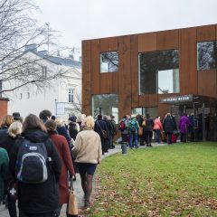 I en backe står en lång kö med personer som ska gå in på Samlingsforum 2017