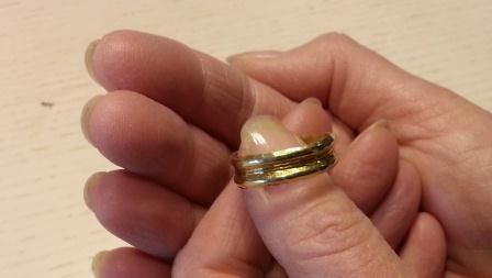 Hand som håller i Fingerring av guld