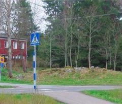 Bostads område på bilden syns ett övergångs ställe och två hus