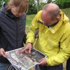 Tre personer som tittar på bild