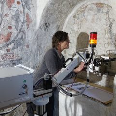 Konservator Misa Asp undersöker Madonnan i Mästerby kyrka med en sorts röntgen som kallas XRF för att analysera pigment.