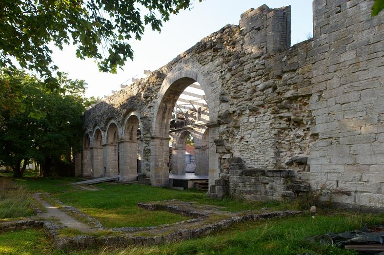 Ruin av ett kloster taget från långsidan.