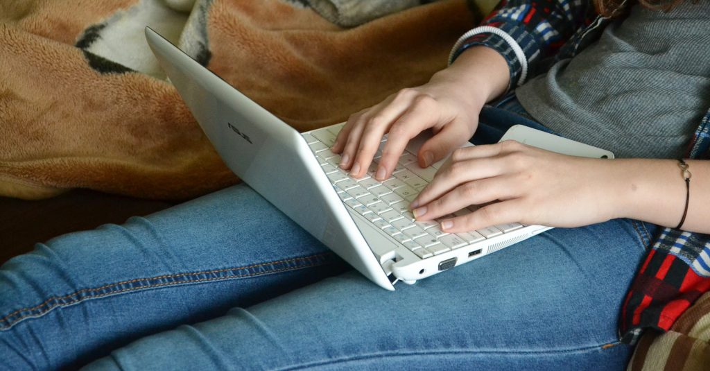 Bild på person med laptop.