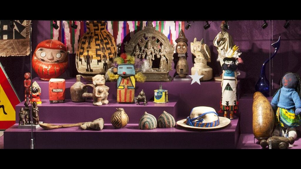 Monter med massor av föremål i olika storlekar, former och färger.