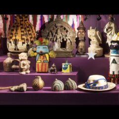 Monter med massor av föremål i olika storlekar, former och färger.