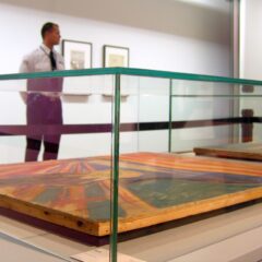 Monter med säkerhetsvakt i bakgrunden.