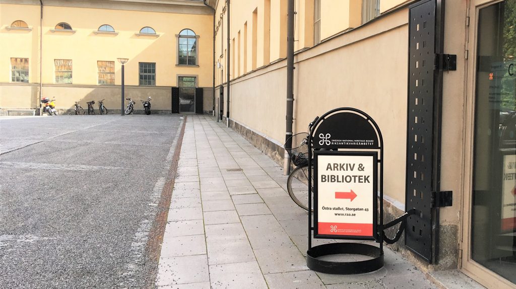 Gatupratare utanför Östra stallets entré.