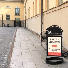 Gatupratare utanför Östra stallets entré.