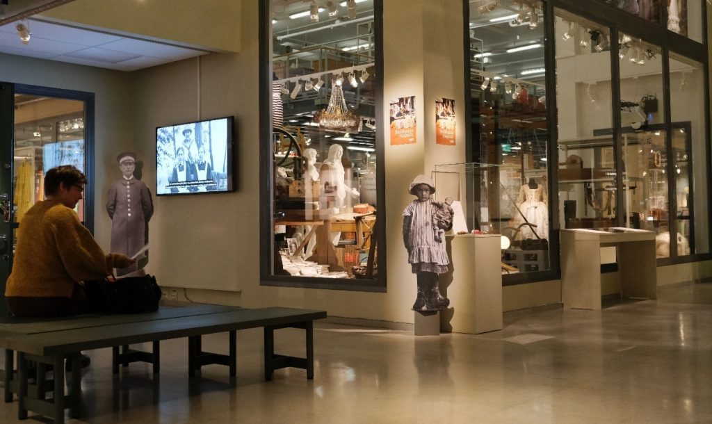I Sörmlands museums Berättande magasin står människan i centrum och föremålen är sorterade utifrån berättelser, skeenden och människor.