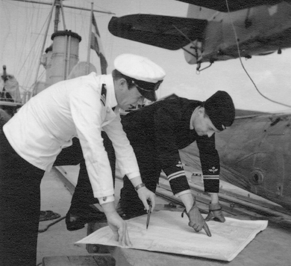 Två militärer läser en karta ombord på fartyget HMS Dristigheten, 1939.
