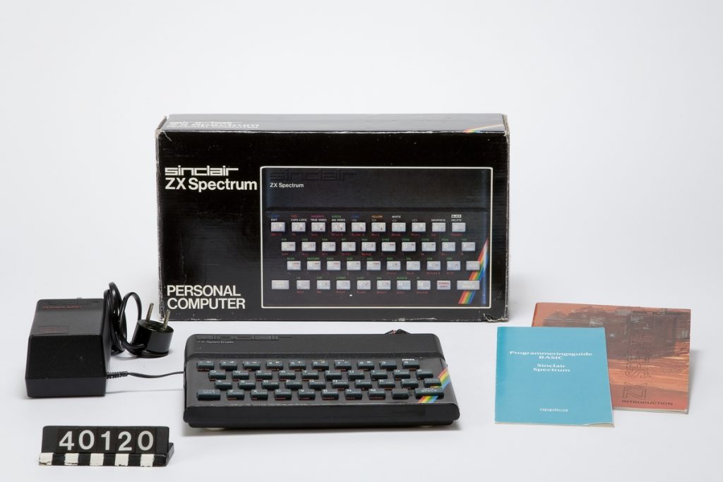 Hemdator Sinclair ZX Spectrum i svart plast från 1982. Originalkartong, sladd med kontakt och programmeringsguide.