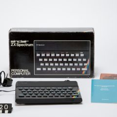Hemdator Sinclair ZX Spectrum i svart plast från 1982. Originalkartong, sladd med kontakt och programmeringsguide.